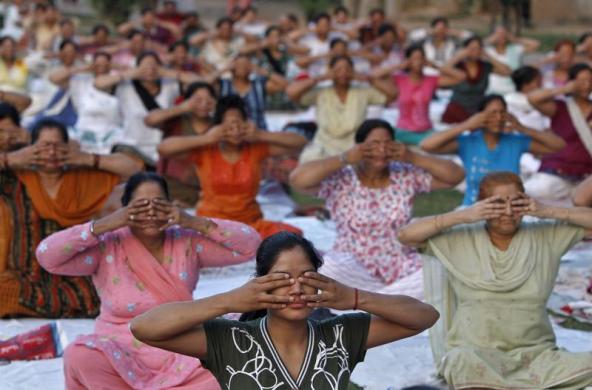 Phụ nữ tham gia tập yoga tập thể vào buổi sáng tại bang Punjab, Ấn Độ.
