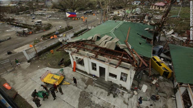 Sân bay tại thành phố Tacloban bị tàn phá nặng nề.