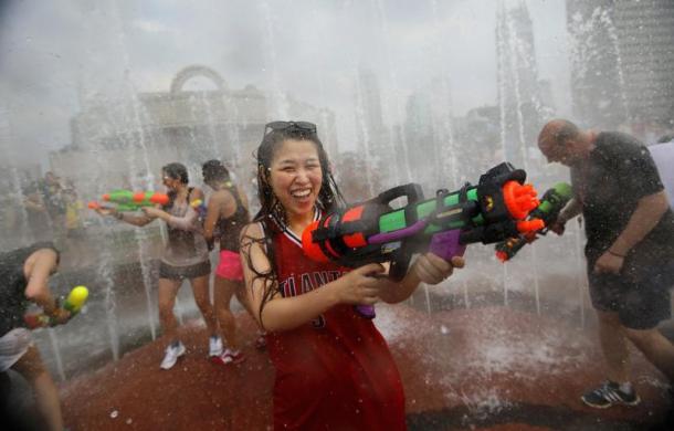 Mọi người tham gia sự kiện bắn súng nước tại quảng trường Nhân Dân ở Thượng Hải, Trung Quốc.