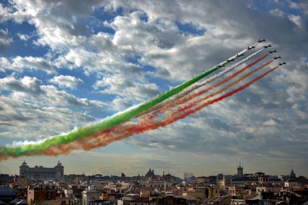 Phi đội Frecce Tricolori của Không quân Italia trình diễn nhả khỏi màu hình lá cờ Italia trên bầu trời thành phố Rome nhân Ngày thành lập quân đội nước này.