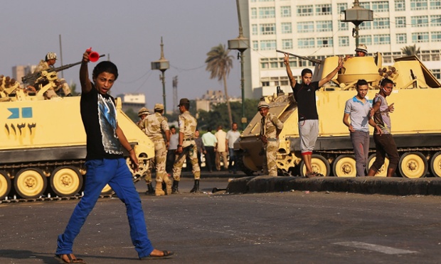Các binh sĩ của quân đội Ai Cập và những người ủng hộ bảo vệ một cây cầu gần quảng trường Tahrir ở thủ đô Cairo.