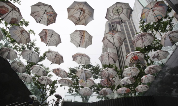Những chiếc ô được trưng bày trước trụ sở của thành phố Seoul, Hàn Quốc. Chúng được coi là biểu tượng của các cán bộ bảo vệ công dân của thành phố này