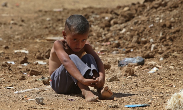 Một cậu bé người Syria ngồi trên bãi đất trống trong trại tị nạn tạm thời ở thị trấn Al-Faour, Li Băng.