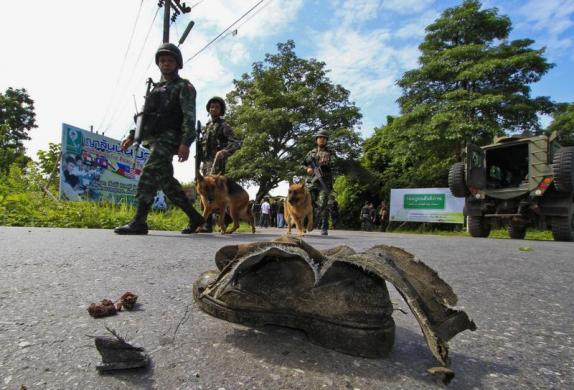 Cảnh sát kiểm tra hiện trường một vụ đánh bom ở tỉnh Yala, Thái Lan.