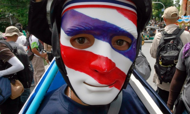 Một người biểu tình chống chính phủ vẽ cờ Thái Lan trên mặt khi tham gia diễu hành ở thủ đô Bangkok để phản đối luật ân xá.