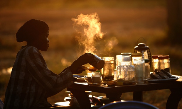 Một phụ nữ chuẩn bị đồ uống nóng tại quán coffee ngoài trời gần một điểm bầu cử ở Abyei, Sudan.