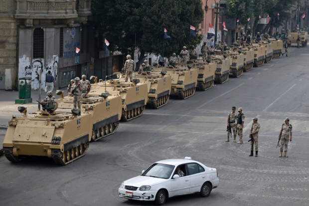 Xe tăng và các binh sĩ được triển khai trên đường phố để bảo vệ lối vào quảng trường Tahrir ở Cairo, Ai Cập.