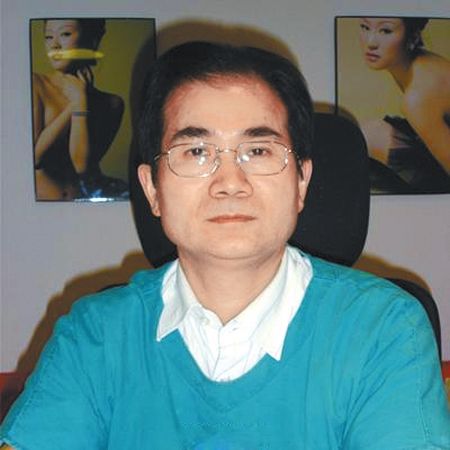  	Bác sĩ Vương Lương Minh người phụ trách ca phẫu thuật của Vương Bối.