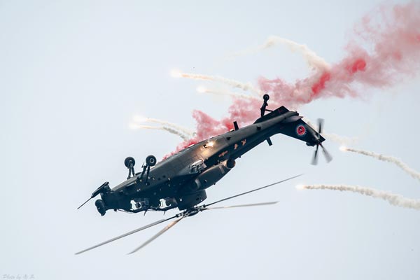 Trực thăng tấn công WZ-10 biểu diễn một pha nhào lộn đẹp mắt cùng với thiết bị lạ trên cánh phụ.