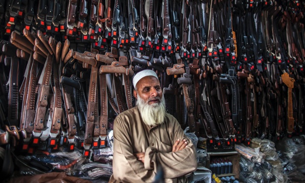 Người đàn ngồi trong cửa hàng chuyên bán bao súng tại thành phố Mardan, Pakistan.