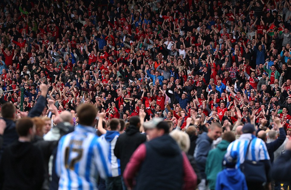 
	CĐV Huddersfield và Barnsley chào nhau khi cả 2 đội đều trụ hạng thành công