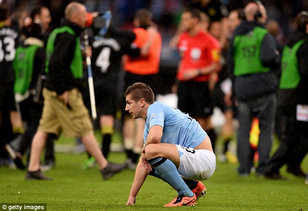 Chùm ảnh: Man City đau đớn cúi đầu, Wigan sung sướng nâng cúp