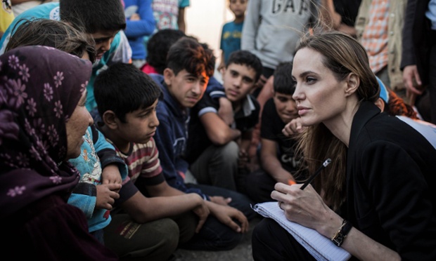 Nữ diễn viên Angelina Jolie lắng nghe những người tị nạn Syria kể về cuộc sống của họ tại trại tị nạn ở Jordan.