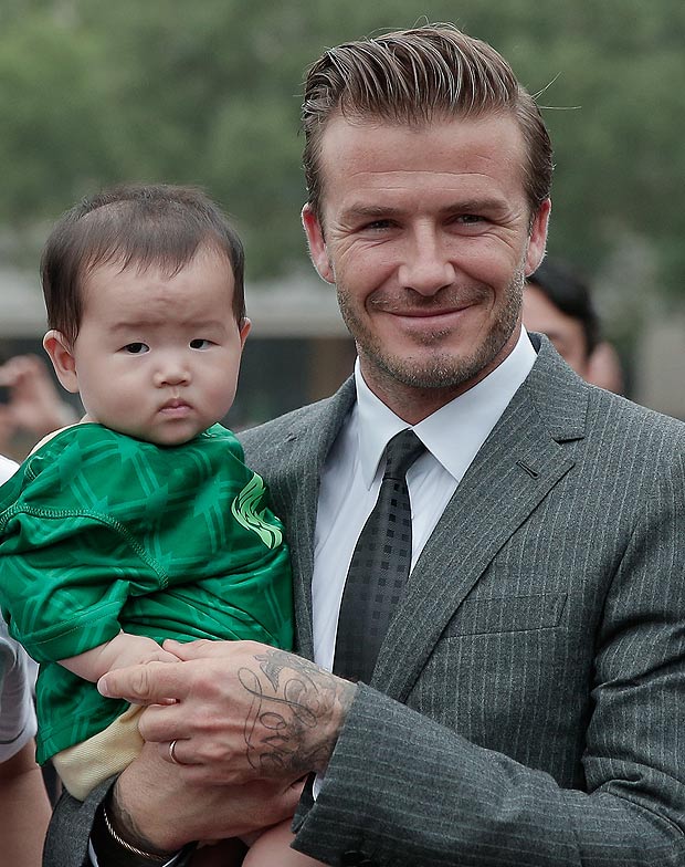 
	David Beckham chụp ảnh chung với 1 em bé Trung Quốc