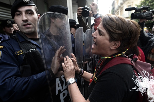 Nhân viên dọn vệ sinh biểu tình bên ngoài Bộ Tài chính ở thủ đô Athens, Hi Lạp.