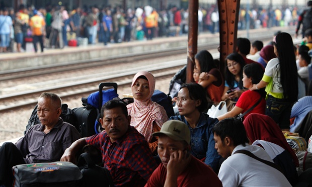 Hành khách ngồi chờ tàu ở thủ đô Jakarta, Indonesia, để về quê trước dịp lễ Eid al-Fitr của người Hồ giáo.
