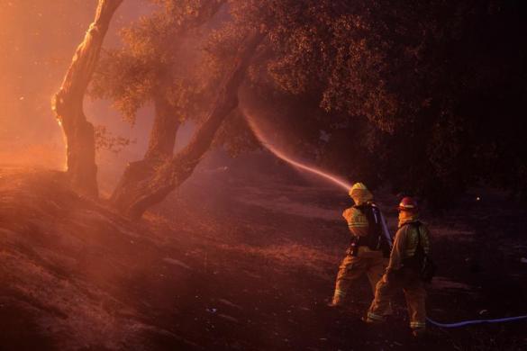 Lính cứu hỏa đang nỗ lực chiến đấu với cháy rừng gần Banning, California, Mỹ.