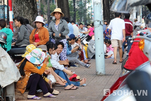 	Trong khi sĩ tử đang làm bài thi, luôn có ánh mắt dõi theo của các bậc phụ huynh