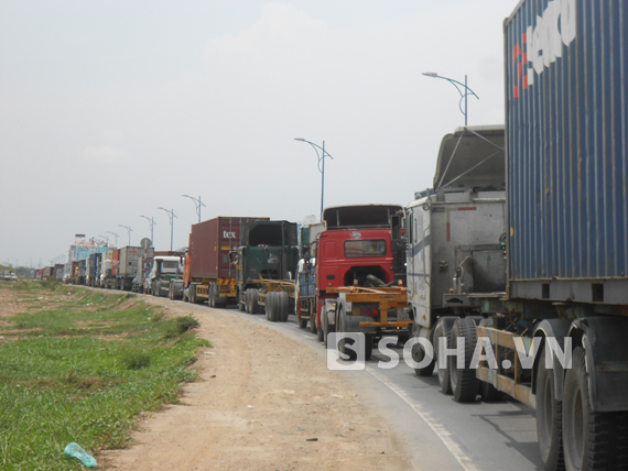 
	Ùn tắc nghiêm trọng trên xa lộ Hà Nội và quốc lộ 1A
