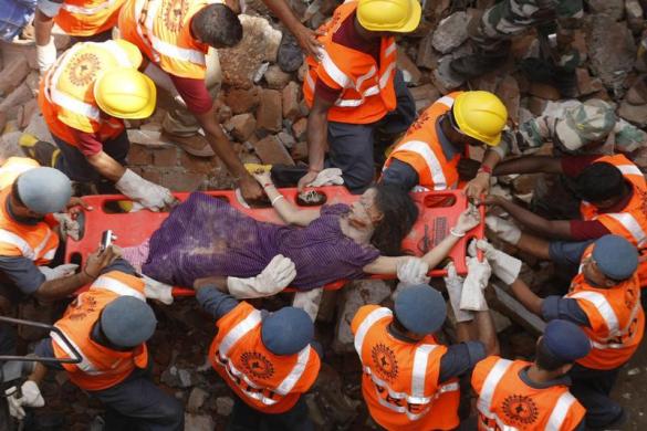 Một nạn nhân được cứu khỏi đống đổ nát trong một vụ sập nhà chung cư ở thành phố Vadodra, bang Gujarat, Ấn Độ.