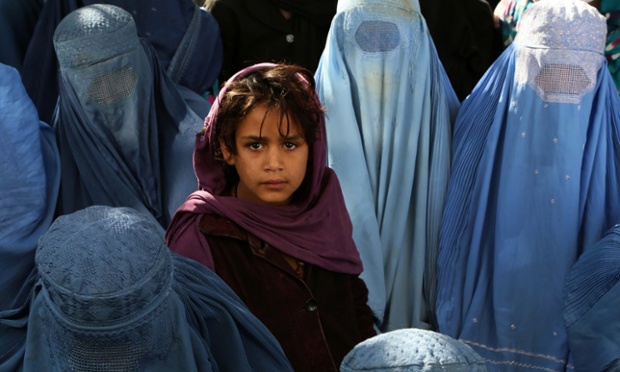 Những người phụ nữ chờ được khám bệnh tại một cơ sở y tế ở Kabul, Afghanistan.