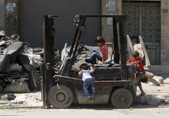 Trẻ em chơi trên một chiếc xe nâng hàng tại thành phố Aleppo, Syria.