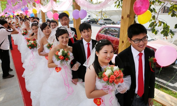 Một công ty khai thác mỏ tổ chức đám cưới tập thể cho 86 cặp đôi tại Hoài Bắc, tỉnh An Huy, Trung Quốc.