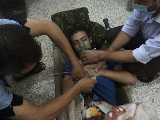 Một nạn nhân hít phải khí độc đang thở bình ôxy ở ngoại ô thành phố Damascus, Syria.