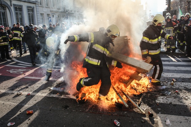 Lính cứu hỏa đốt lửa biểu tình để phản đối bị cắt giảm lương trước văn phòng thủ tướng ở Brussels, Bỉ.