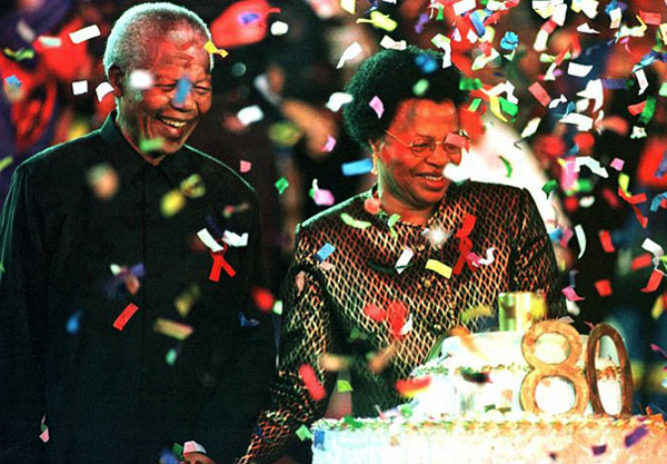 	Ông Nelson Mandela và người vợ thứ ba Graca Machel chúc mừng sinh nhật lần 80 của ông, đó cũng là ngày cưới của họ.