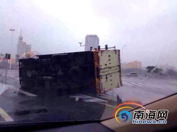 Gió bão mạnh thổi đổ cả một chiếc xe tải tại thành phố Sanya.