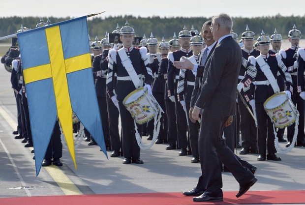 Tổng thống Mỹ Barack Obama được Bộ trưởng Ngoại giao Thụy Điển Carl Bildt đón tại sân bay Arlanda trong chuyến thăm 2 ngày tại quốc gia bắc Âu này.