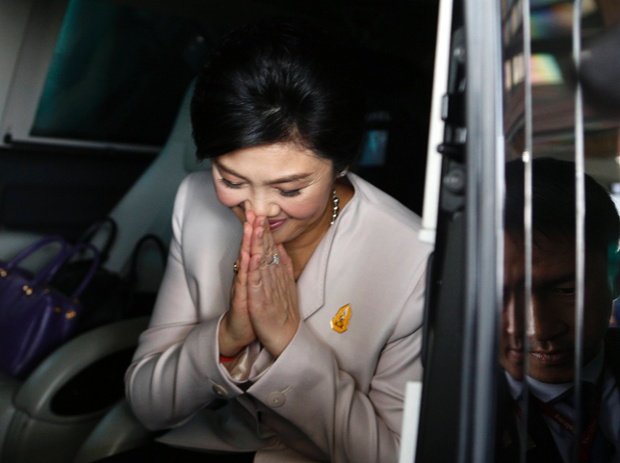 Thủ tướng Thái Lan Yingluck Shinawatra chào mọi người sau khi tham dự một cuộc họp báo tại The Army Club, Bangkok.