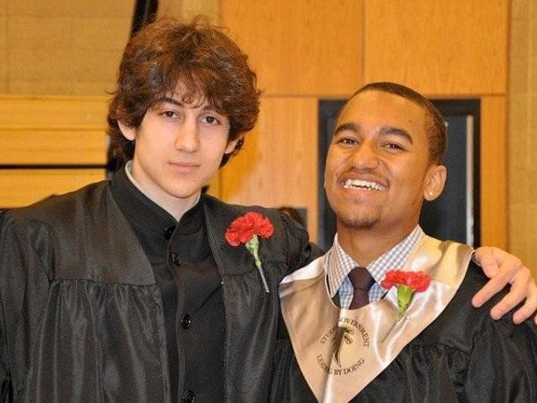 
	Trong khi đó, Dzhokhar Tsarnaev, 19 tuổi, đã từng theo học trường Cambridge Rindge & Latin. Bức ảnh chụp Dzhokhar và một người bạn trong ngày tốt nghiệp năm 2011.