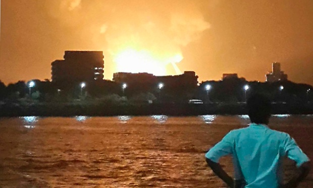 Một người đàn ông nhìn tàu ngầm INS Sindhurakshak của Hải quân Ấn Độ bốc cháy ở Mumbai, khiến 18 thủy thủ thiệt mạng