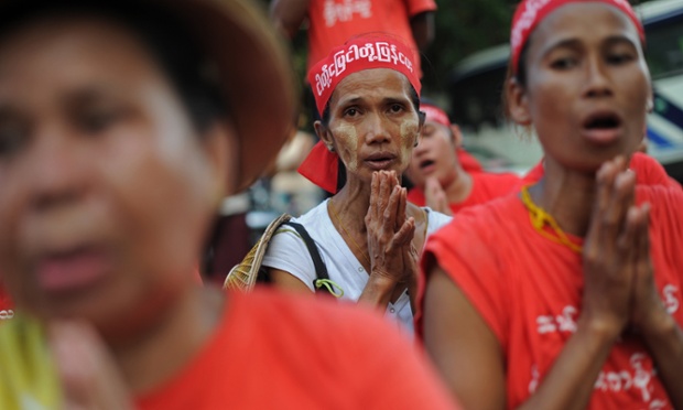 Những người dân mất đất cầu nguyện trong cuộc biểu tình chống thu hồi đất ở Rangoon, Myanmar.