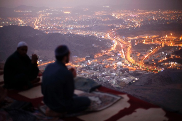 Những người Hồi giáo hành hương ngồi cầu nguyện trên đỉnh núi Mount Thor tại thành phố thánh Mecca, Ả-rập Xê-út.