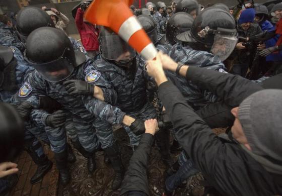 Người biểu tình đụng độ với cảnh sát chống bạo động bên ngoài tòa nhà chính phủ ở Kiev, Ukraine.