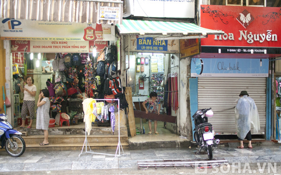 	Người dân trên phố Đinh Liệt mở cửa hàng sau khi nước rút