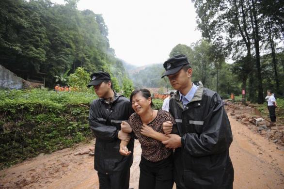 Một phụ nữ khóc sau khi biết tin người thân thiệt mạng trong vụ lở đất tại Đô Giang Yển thuộc tỉnh Tứ Xuyên, Trung Quốc.