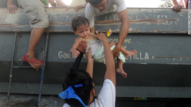 Trong khi đó, một số người dân đã trở về nhà sau siêu bão tại thành phố Tacloban.
