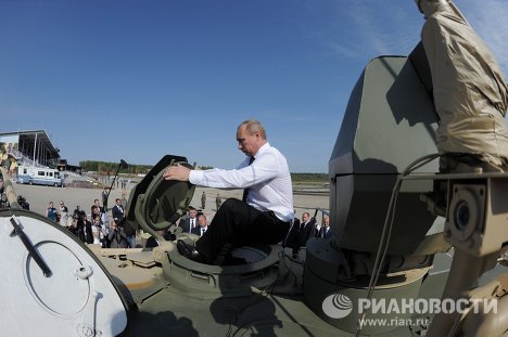  	Putin khám phá siêu xe tăng T-90 AM tại triển lãm vũ khí và đạn dược Nizhny Tagil 2011 lần thứ 8 được tổ chức tại Sverdlovsk.