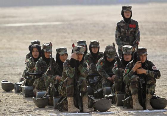 Các nữ binh sĩ của quân đội quốc gia Afghanistan xem huấn luyện tại Trung tâm huấn luyện quân đội ở thủ đô Kabul.