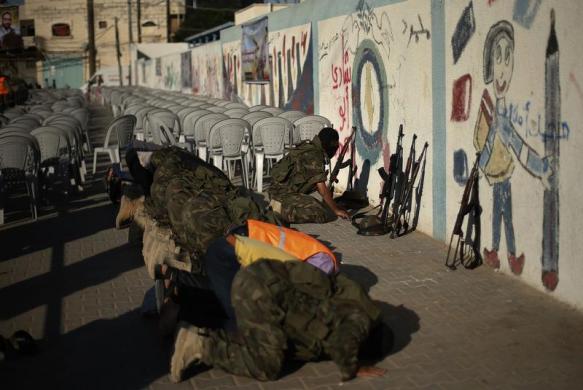 Các thành viên của nhóm Hồi giáo vũ trang Jihad ở Palestin cầu nguyện trước khi tham gia một cuộc biểu tình chống Israel ở Dải Gaza.