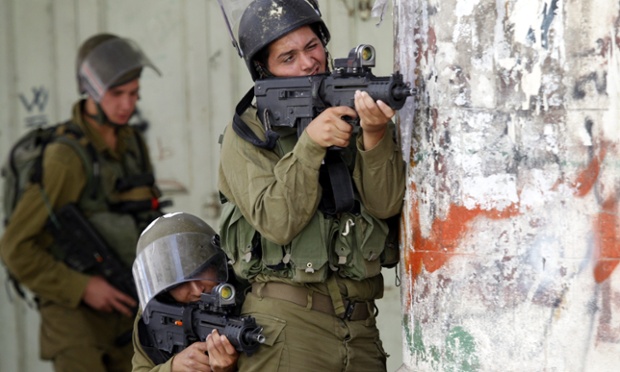Các binh sĩ Israel chĩa súng về phía những người biểu tình Palestin ở thành phố Hebron, Bờ Tây.