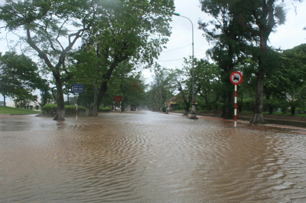 
	Nhiều đường phố tại Hải Phòng ngập nặng do mưa lớn (Nguồn: Laodong)