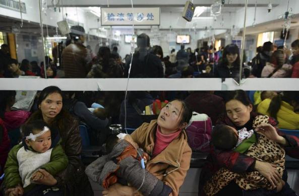 Trẻ em bị bệnh đường hô hấp do không khí ô nhiễm đang được điều trị tại một bệnh viện ở Hàng Châu, Trung Quốc.