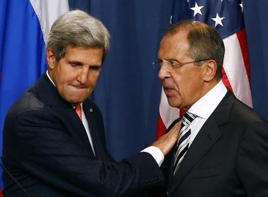 Khuôn mặt khó hiểu của Ngoại trưởng Mỹ John Kerry trong khi bắt tay người đồng nhiệm của Nga Sergei Lavrov, sau cuộc thảo luận tại Geneva về vấn đề vũ khí hóa học của Syria.