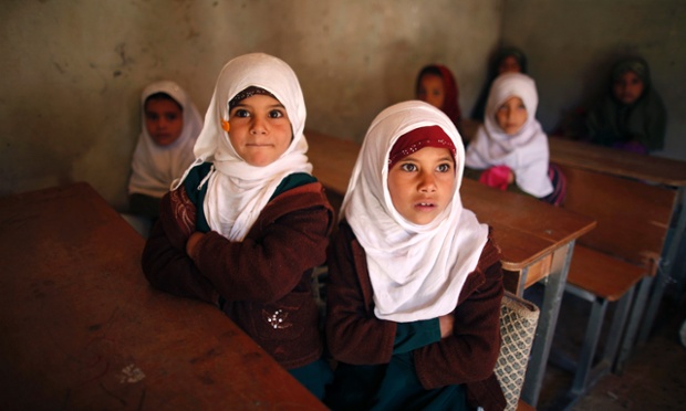 Các bé gái tham dự một lớp học tại trường Tiểu học ở Sana'a, Yemen.