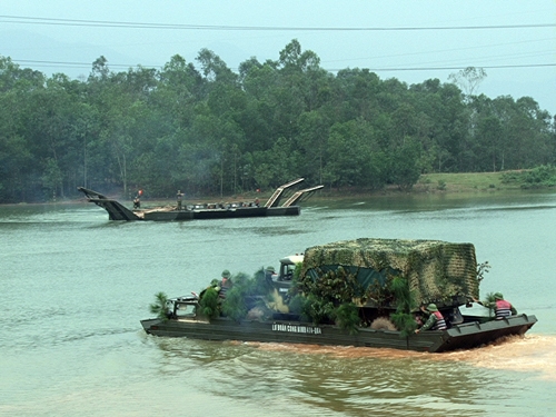 Đại đội Công binh tự hành 8 – Tiểu đoàn Vượt sông 27 thực hành thực binh “Đảm bảo vượt sông bằng phà GSP và PTS” trong diễn tập